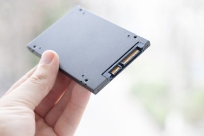 Como instalar uma memória SSD em um computador de mesa?