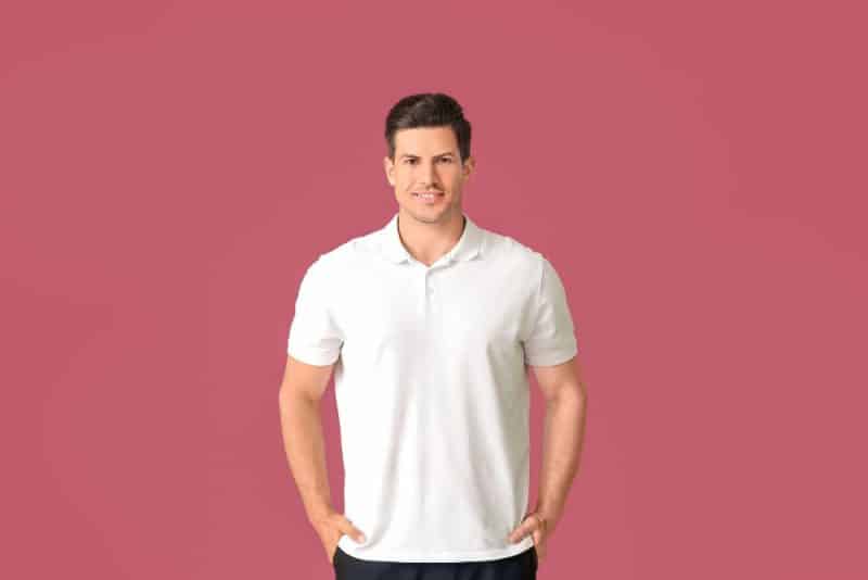 Homem estiloso vestindo camiseta polo em um look casual moderno