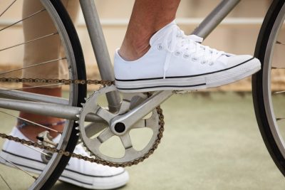 Como combinar tênis branco em diferentes looks do dia a dia