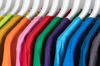 Melhores camisetas básicas para compor looks versáteis