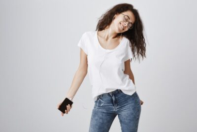 Outfit com camiseta branca: ideias de looks versáteis e estilosos