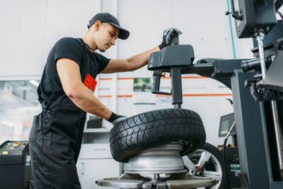 Trocar pneu do carro ficou fácil: passo a passo para não passar aperto na estrada