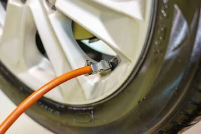 Tabela de calibragem de pneus: descubra a pressão ideal para rodar com segurança