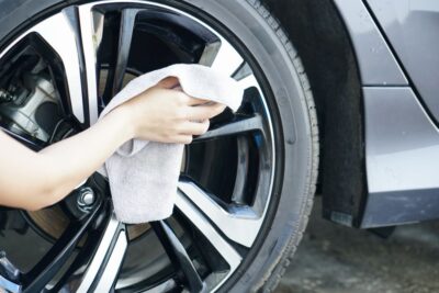 Como limpar rodas de liga leve sem riscar ou danificar o brilho