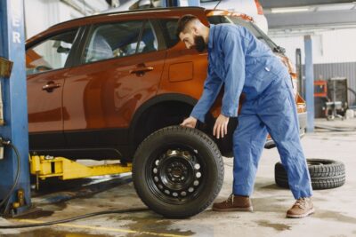 O que revisar antes de viajar de carro: Checklist de segurança