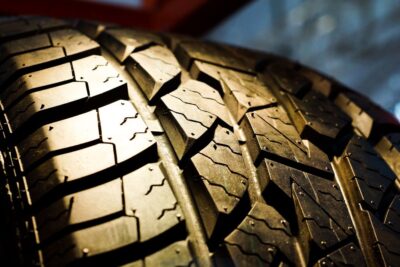 Qual a pressão correta dos pneus? Tabela e dicas de segurança