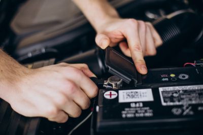 Sinais de bateria do carro fraca: Não fique na mão na hora de ligar