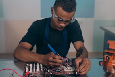 Como escolher a máquina e o ferro de solda ideais para seus projetos