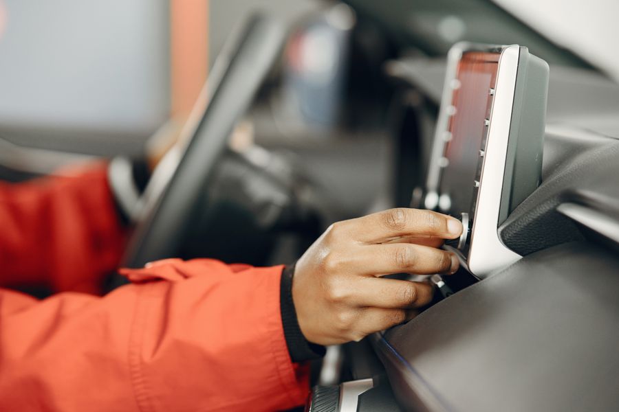 O autoestéreo com tela cabe no painel do seu carro?
