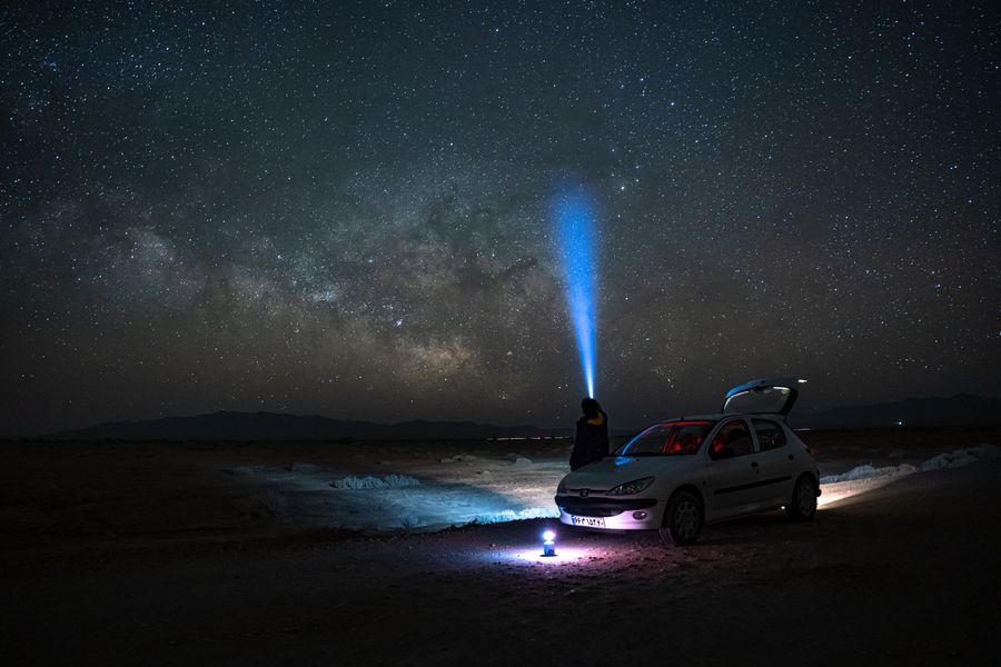 Exploração noturna com lanterna e carro