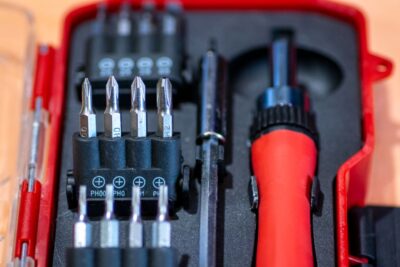 Kit básico vs kit completo de ferramentas: diferenças de aço, medidas e uso