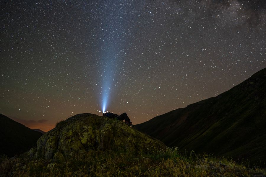 Lanterna para camping e céu estrelado