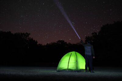 Como escolher uma lanterna para camping: bateria, lumens, alcance e proteção IP