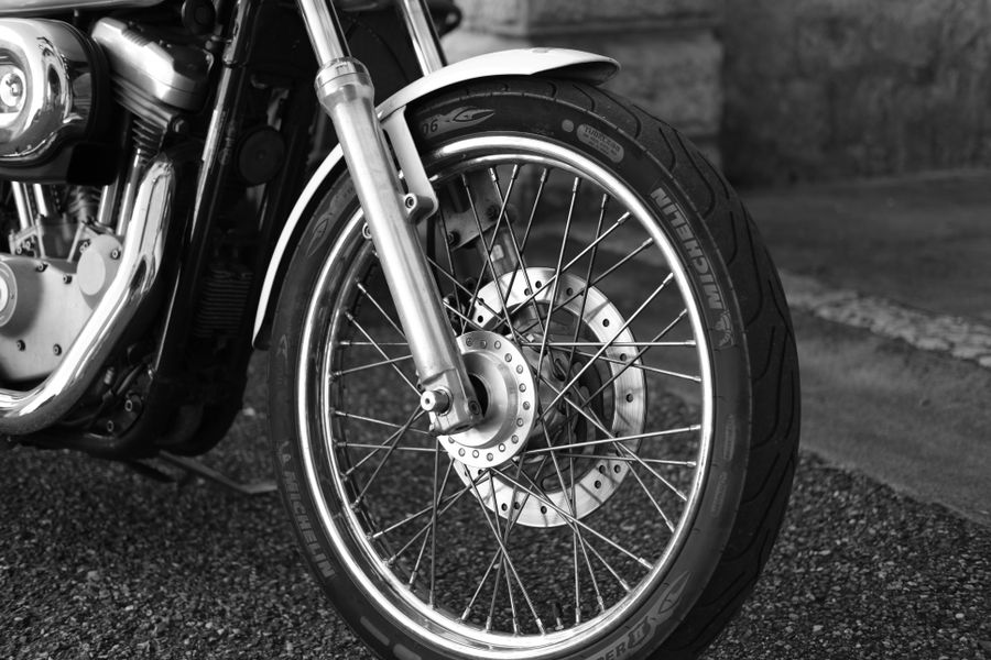 Pneu para moto e roda detalhada