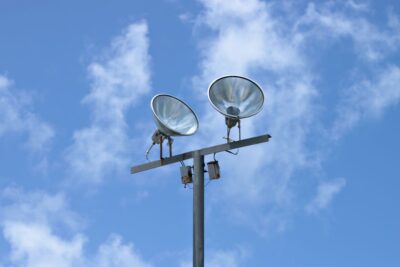 Como escolher um refletor: grau IP, lúmens, tensão e sensor para a sua casa